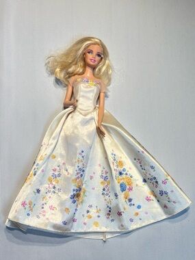 Barbie wearing the 2014 Disney Cinderella Wedding Day dolls dress